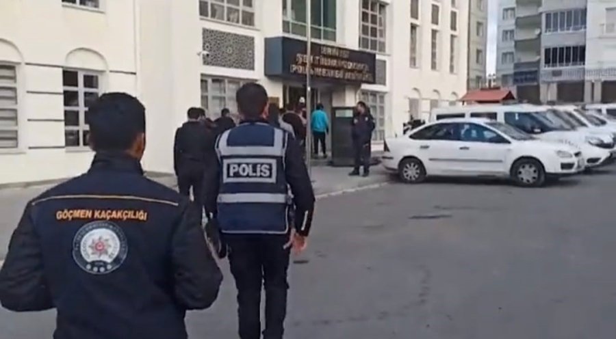 Kayseri’de Ülkeye Yasadışı Yollarla Giren Şahıslara Eş Zamanlı Operasyon: 21 Gözaltı