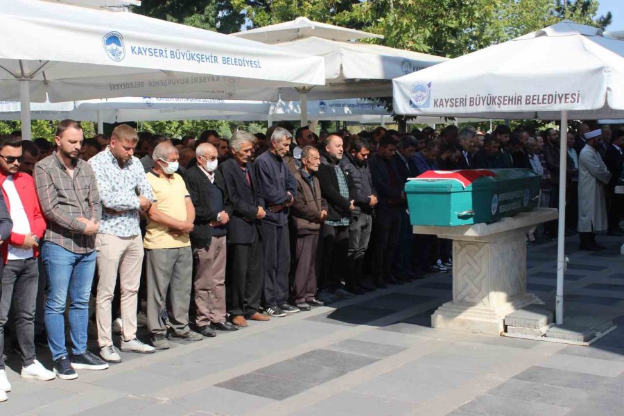 Kayseri’nin Neşe Kaynağı Fehmi’nin Ölümü Esnafı Yasa Boğdu