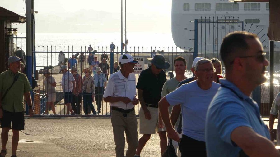 Çoğunluğunu Abd’li Turistlerin Oluşturduğu Kruvaziyer Alanya’ya Demir Attı