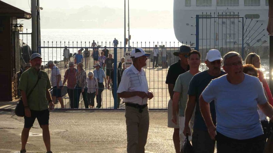 Çoğunluğunu Abd’li Turistlerin Oluşturduğu Kruvaziyer Alanya’ya Demir Attı