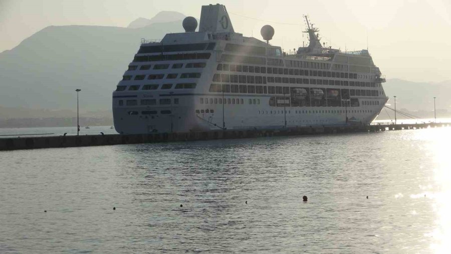 Çoğunluğunu Abd’li Turistlerin Oluşturduğu Kruvaziyer Alanya’ya Demir Attı