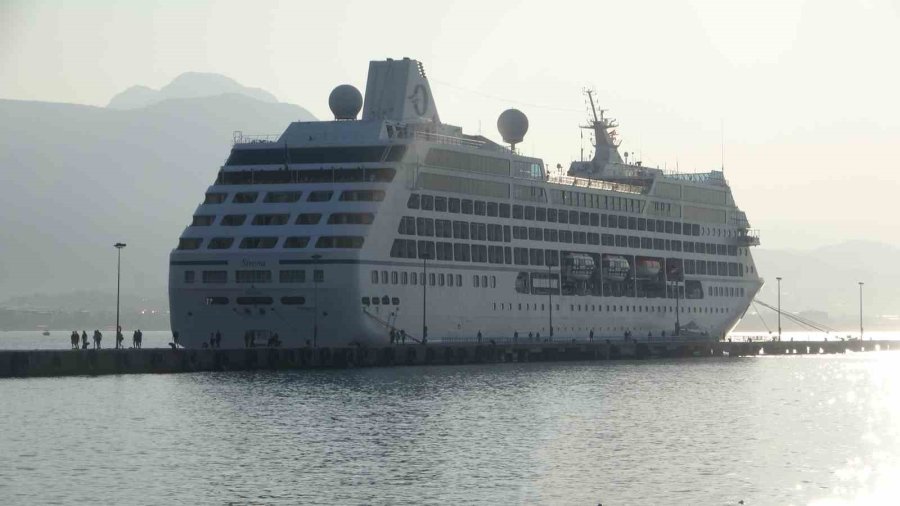 Çoğunluğunu Abd’li Turistlerin Oluşturduğu Kruvaziyer Alanya’ya Demir Attı