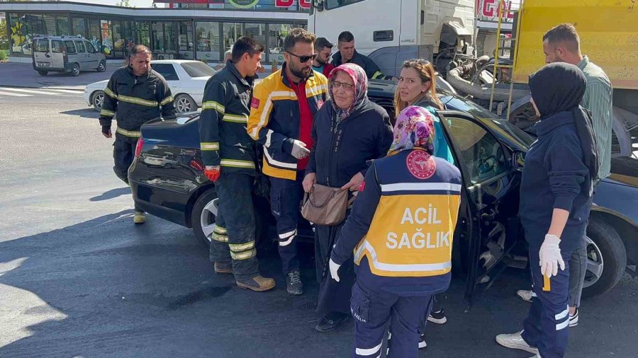 Aksaray’da Otomobille Kamyon Çarpıştı: 2 Yaralı
