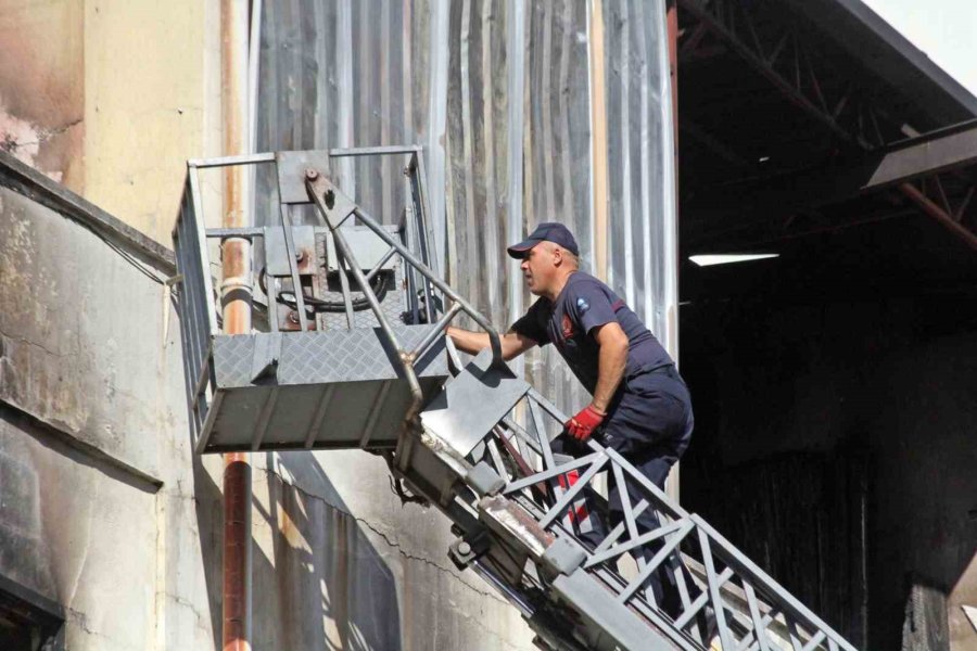 Gece Alev Alev Yanan Ahşap Atölyesi 3 Saatte Söndürüldü, Soğutma Çalışmaları Öğlene Kadar Sürdü