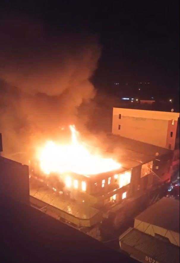 Gece Alev Alev Yanan Ahşap Atölyesi 3 Saatte Söndürüldü, Soğutma Çalışmaları Öğlene Kadar Sürdü