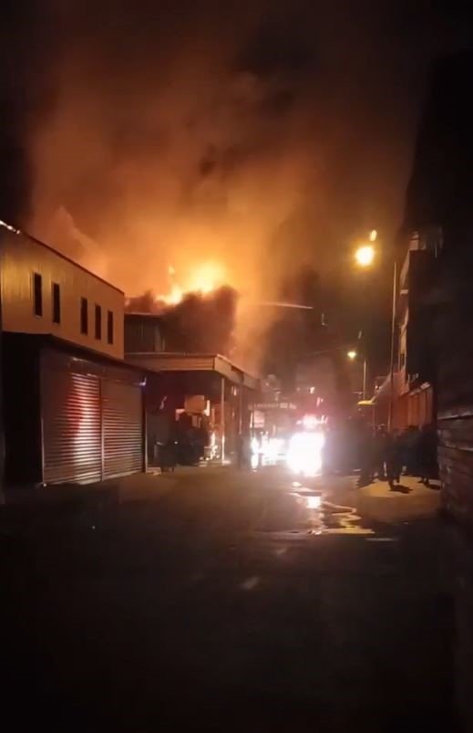 Gece Alev Alev Yanan Ahşap Atölyesi 3 Saatte Söndürüldü, Soğutma Çalışmaları Öğlene Kadar Sürdü