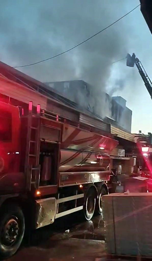 Gece Alev Alev Yanan Ahşap Atölyesi 3 Saatte Söndürüldü, Soğutma Çalışmaları Öğlene Kadar Sürdü