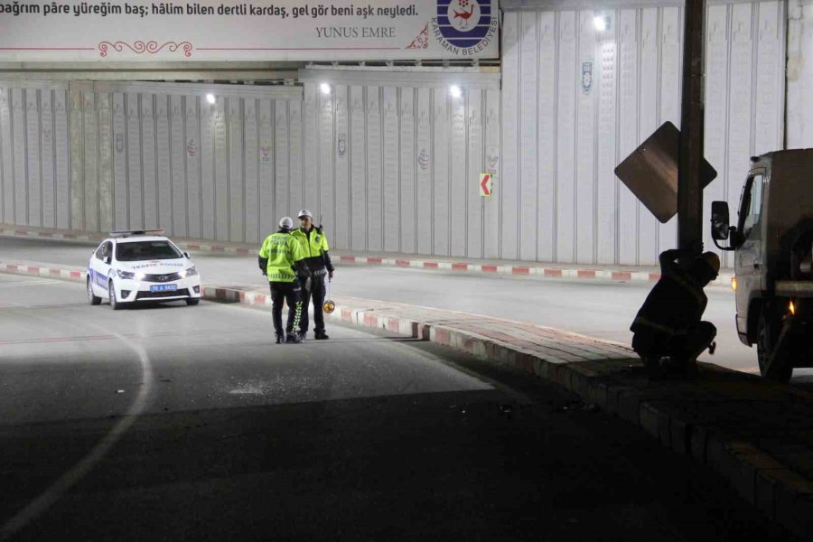 Karaman’da Aydınlatma Direğine Çarpan Motosikletin Sürücüsü Hayatını Kaybetti
