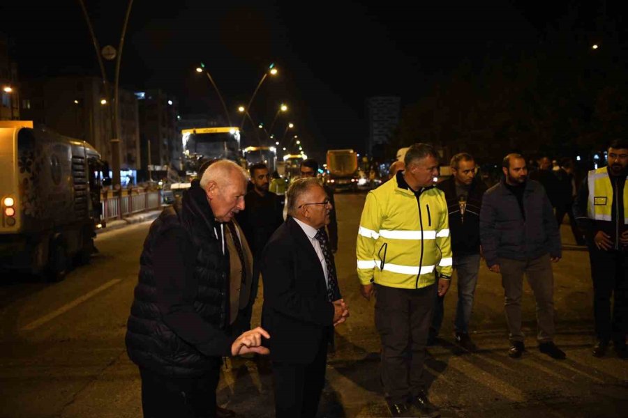 Başkan Büyükkılıç, Personelin Gece Mesaisini Yerinde İnceledi