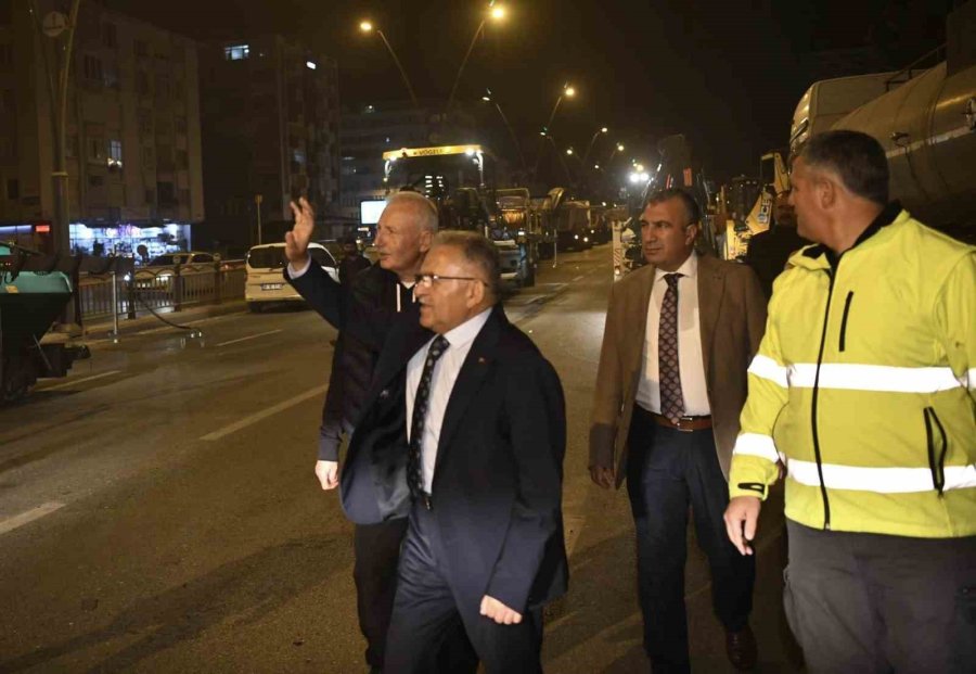 Başkan Büyükkılıç, Personelin Gece Mesaisini Yerinde İnceledi