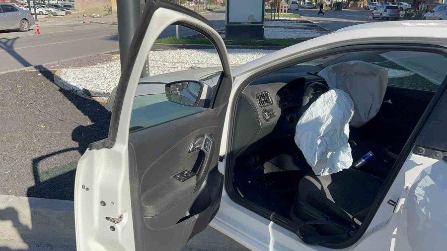 Aksaray’da Otomobil Refüjdeki Aydınlatma Direğine Çarptı: 1 Yaralı