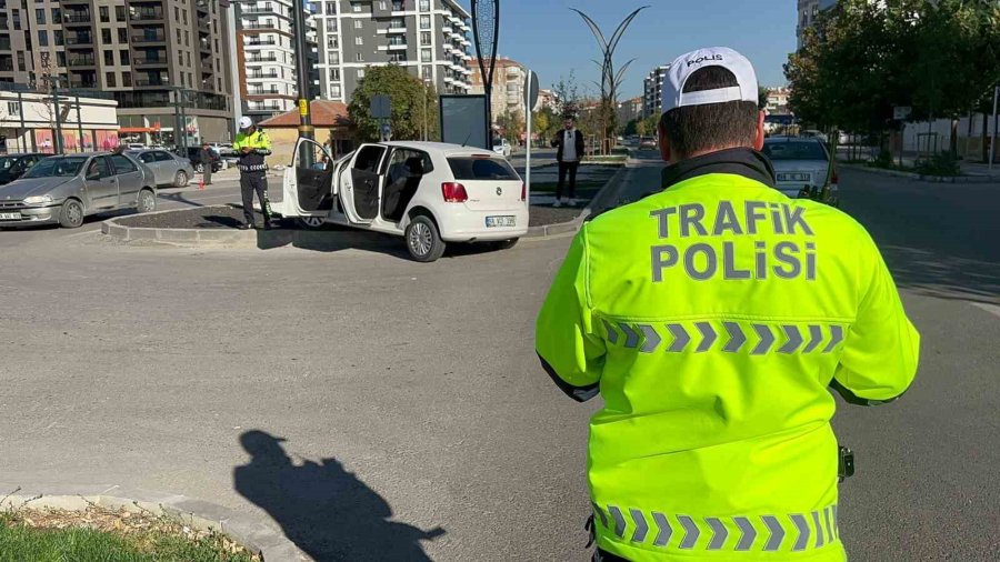 Aksaray’da Otomobil Refüjdeki Aydınlatma Direğine Çarptı: 1 Yaralı