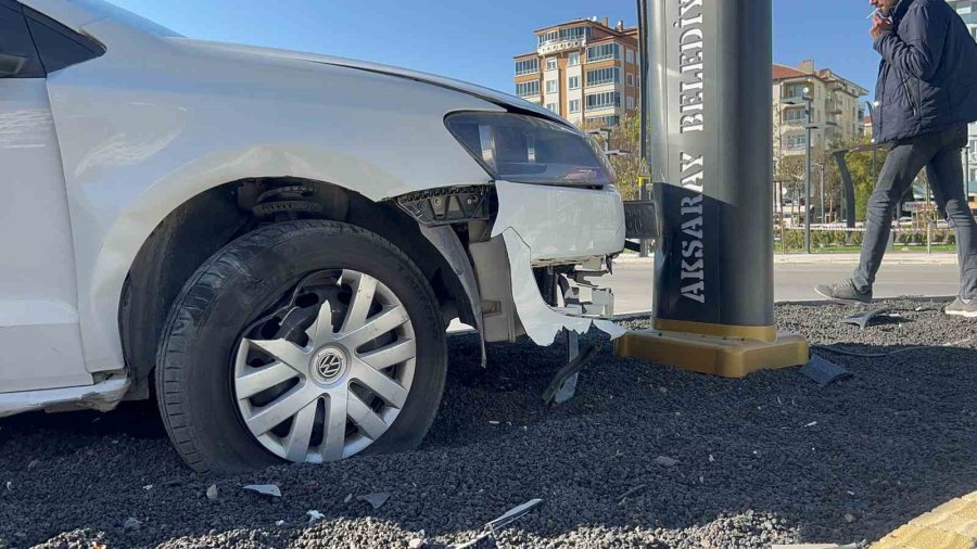Aksaray’da Otomobil Refüjdeki Aydınlatma Direğine Çarptı: 1 Yaralı