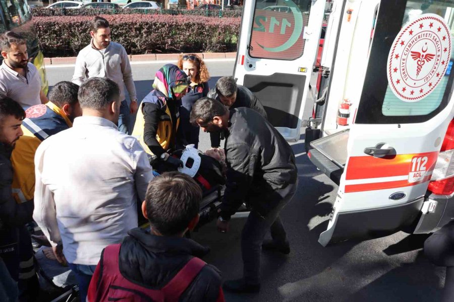 Karşıdan Karşıya Geçmek İsteyen Yaşlı Kadına Otomobil Çarptı