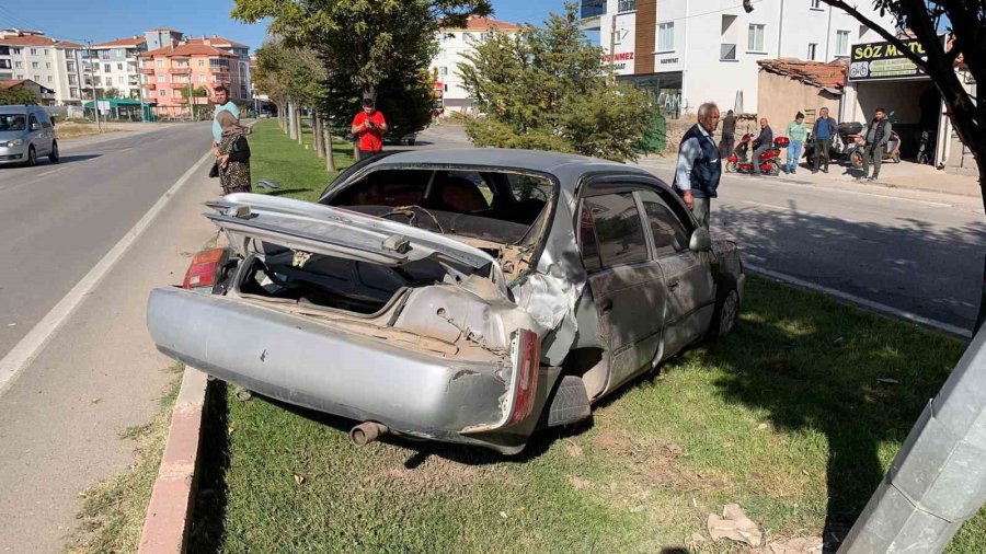 Otomobil Aydınlatma Direğine Çarptı: 1 Yaralı