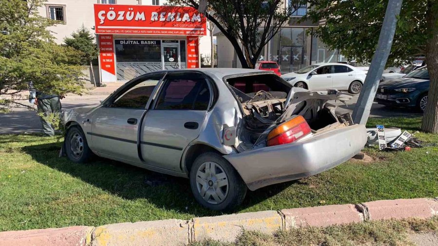 Otomobil Aydınlatma Direğine Çarptı: 1 Yaralı
