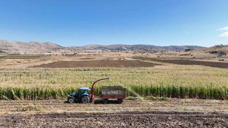 Büyükşehir Belediyesinden Çiftçiye Silaj Makinesi