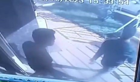 Elektronik Kapı Kilidinin Şifresini Kırarak Girdikleri Apartmandan Ayakkabı Çaldılar