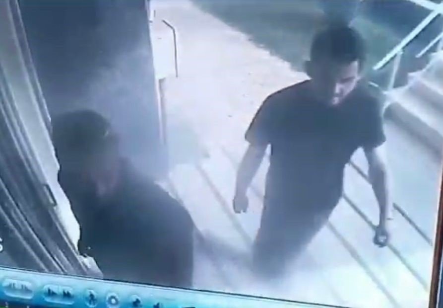 Elektronik Kapı Kilidinin Şifresini Kırarak Girdikleri Apartmandan Ayakkabı Çaldılar