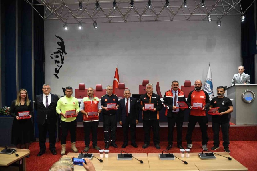 Başkan Büyükkılıç’tan Afetin İsimsiz Kahramanlarına Plaket