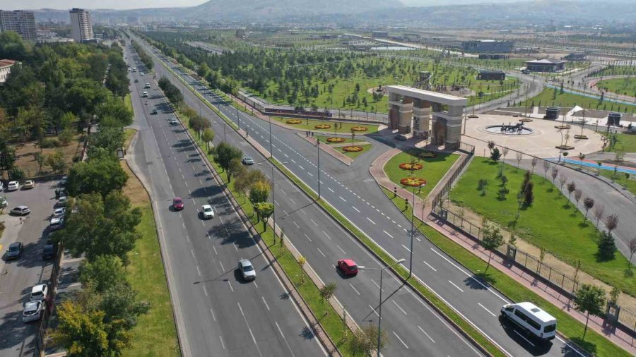 Büyükşehir, Günde 300 Bin Aracın Geçiş Yaptığı Yolda Asfalt Çalışmasını Tamamladı