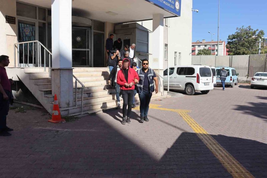 Aranan Şahıslara Eş Zamanlı Operasyon: 6 Gözaltı