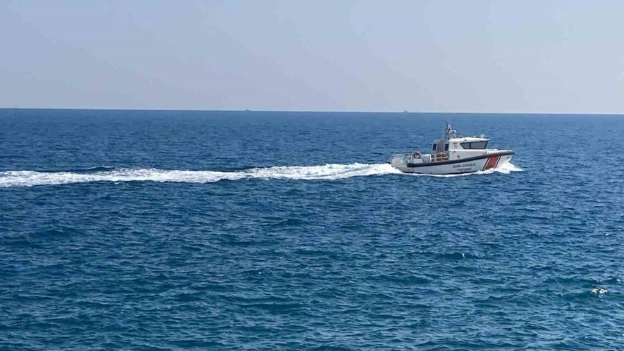 Akdeniz’de Defalarca Sorti Yapan Sahil Güvenlik Uçağı Dikkat Çekti