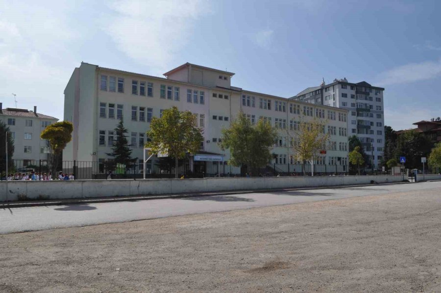 Okul Çevresine Park Edilen Karavanlar Velilerin Tepkisini Çekti