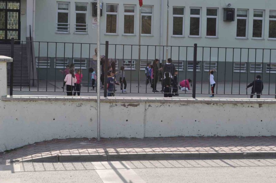 Okul Çevresine Park Edilen Karavanlar Velilerin Tepkisini Çekti