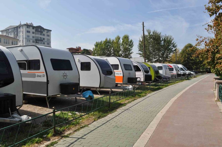 Okul Çevresine Park Edilen Karavanlar Velilerin Tepkisini Çekti