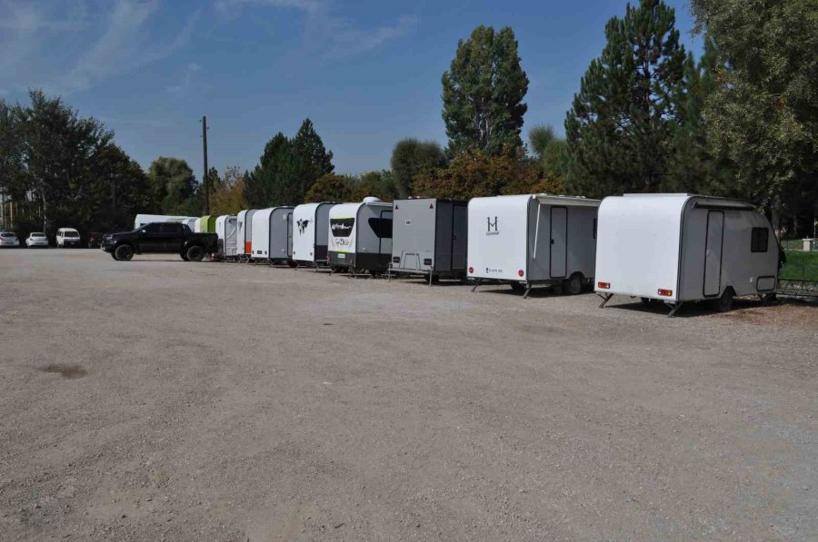 Okul Çevresine Park Edilen Karavanlar Velilerin Tepkisini Çekti