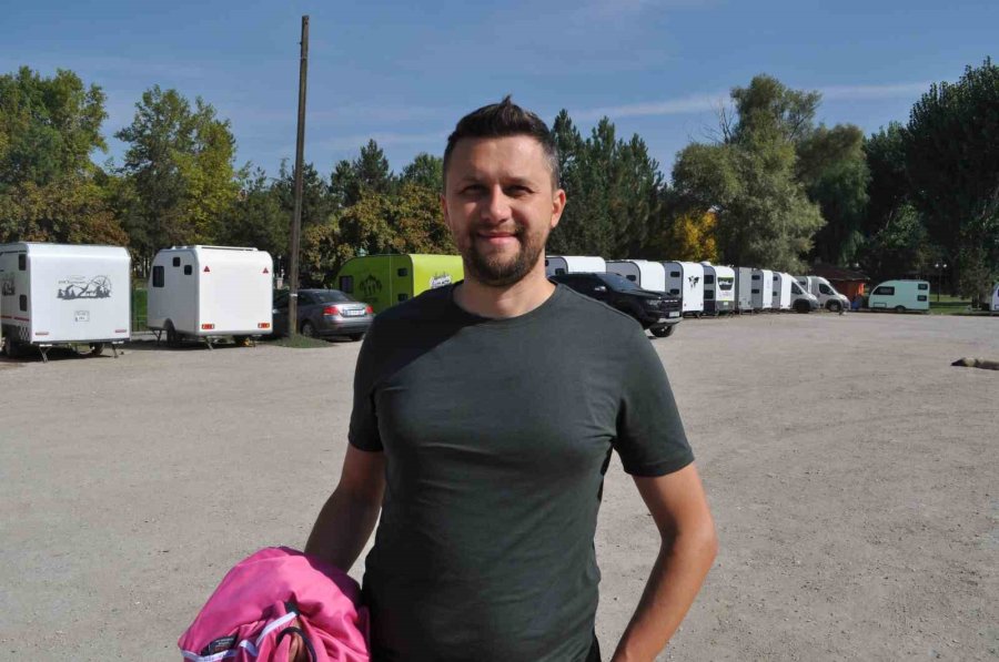 Okul Çevresine Park Edilen Karavanlar Velilerin Tepkisini Çekti