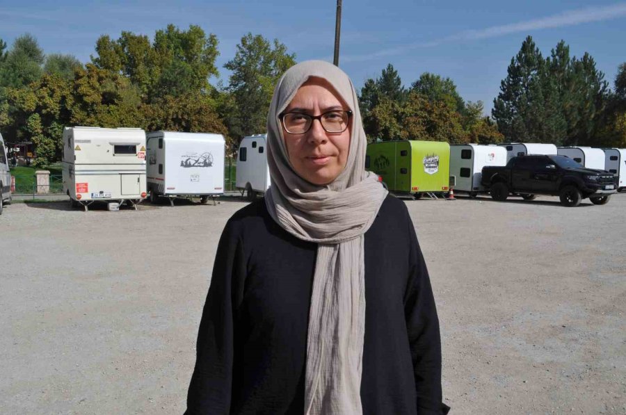 Okul Çevresine Park Edilen Karavanlar Velilerin Tepkisini Çekti