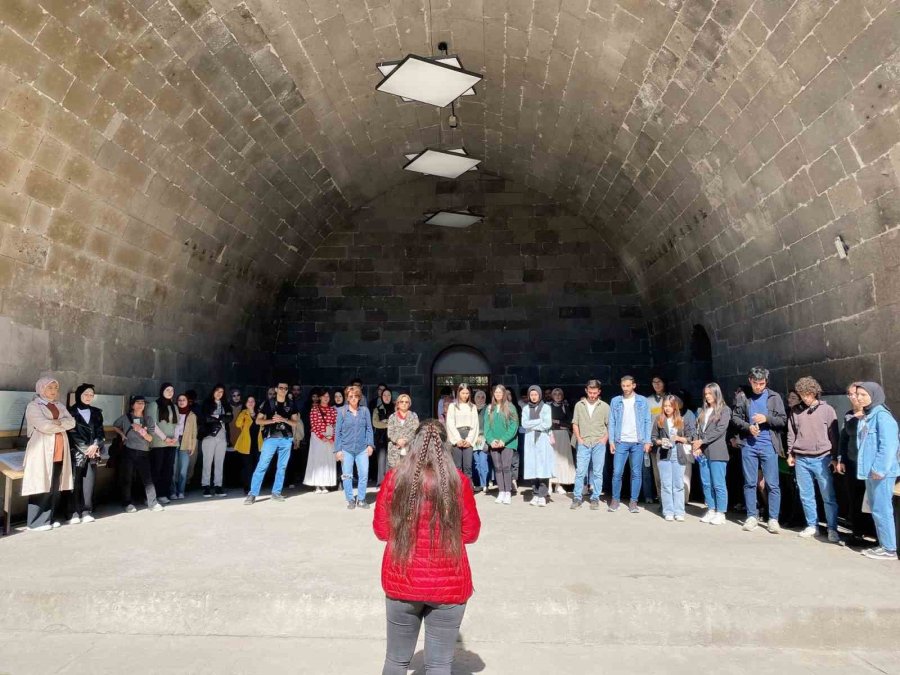 Erü’den Yeni Öğrencilere Kültür Yolu Turu