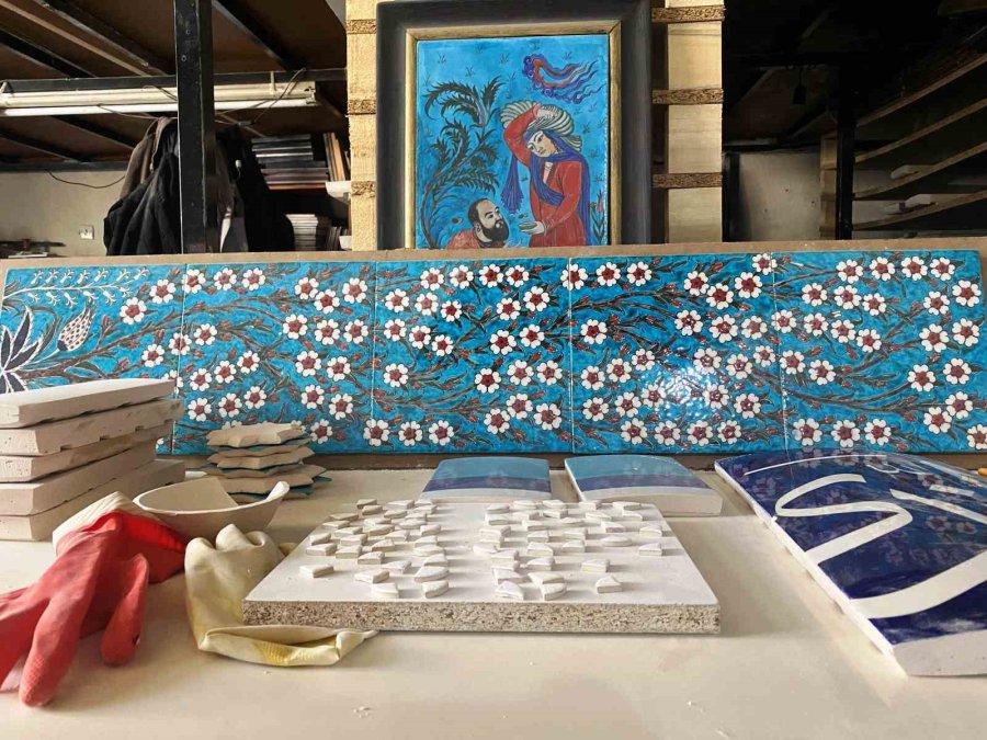 Ustası Olmadan Öğrendiği Çini Sanatını 30 Yıldır Devam Ettiriyor