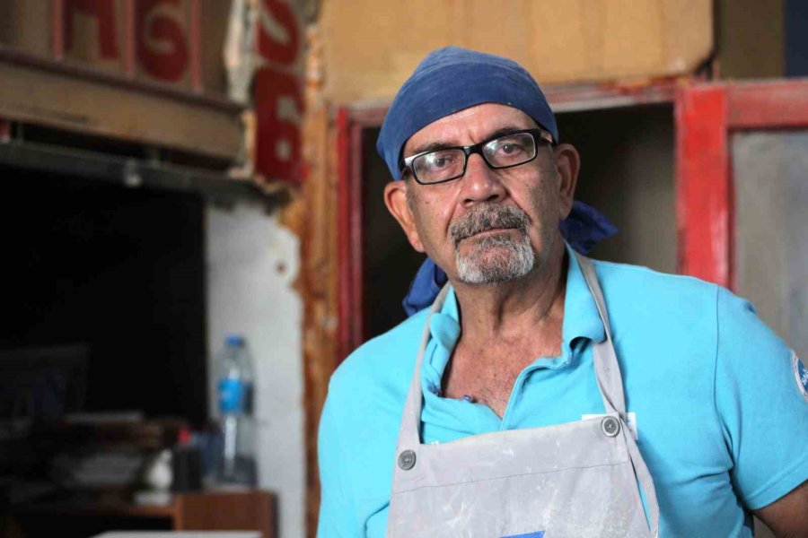 Ustası Olmadan Öğrendiği Çini Sanatını 30 Yıldır Devam Ettiriyor