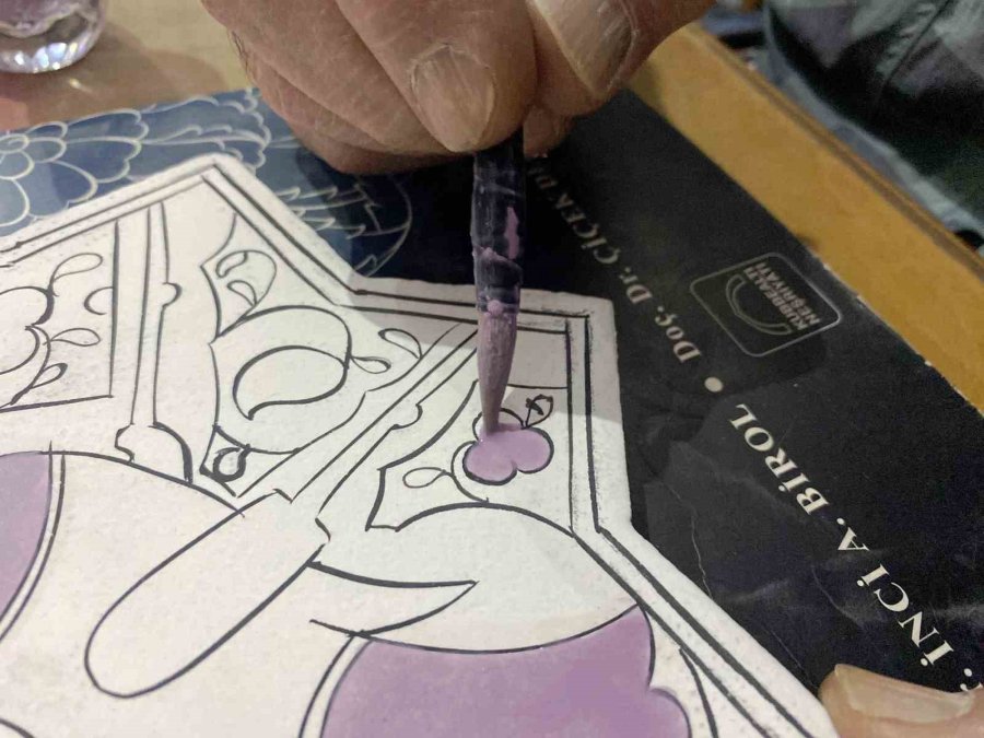 Ustası Olmadan Öğrendiği Çini Sanatını 30 Yıldır Devam Ettiriyor