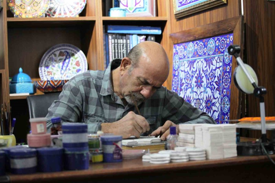 Ustası Olmadan Öğrendiği Çini Sanatını 30 Yıldır Devam Ettiriyor