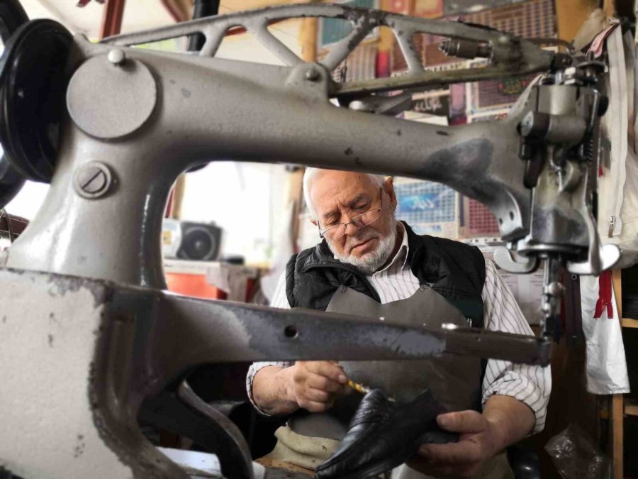 60 Yıldır Kunduracılık Yaparak Geçimini Sağlıyor