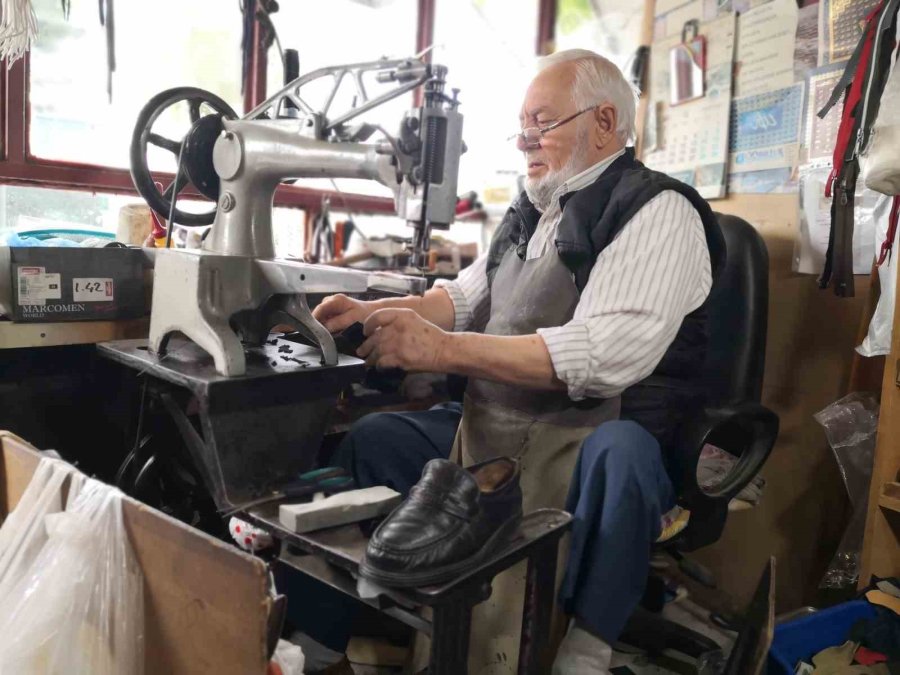 60 Yıldır Kunduracılık Yaparak Geçimini Sağlıyor