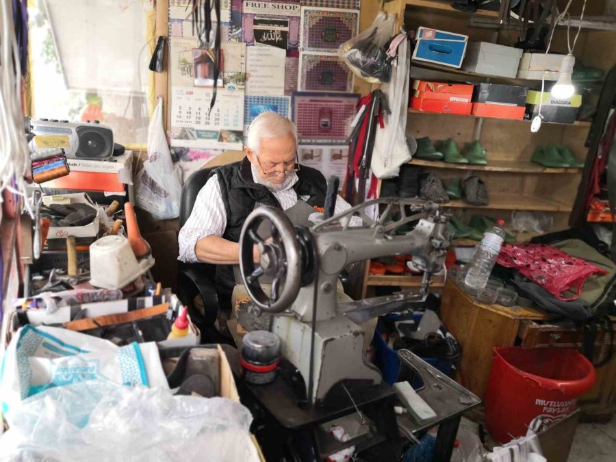 60 Yıldır Kunduracılık Yaparak Geçimini Sağlıyor