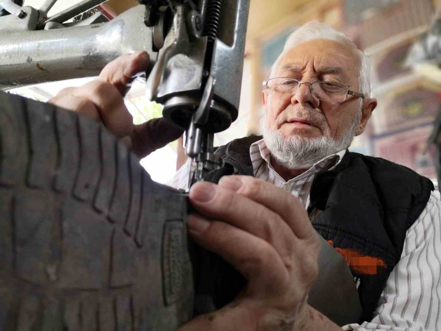 60 Yıldır Kunduracılık Yaparak Geçimini Sağlıyor