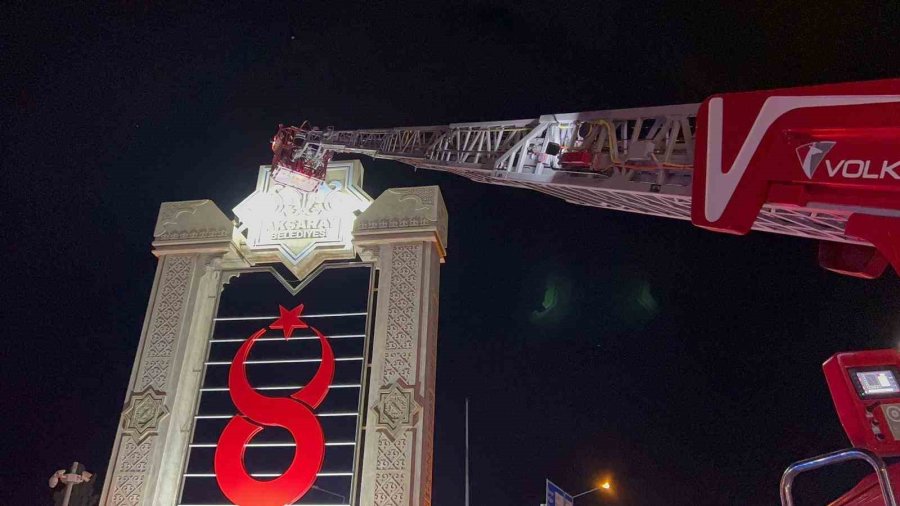 35 Metre Yükseklikteki Esere Çıkan Alkollü Şahıs Ekiplere Zor Anlar Yaşattı