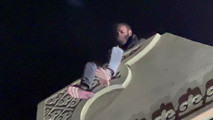 35 Metre Yükseklikteki Esere Çıkan Alkollü Şahıs Ekiplere Zor Anlar Yaşattı