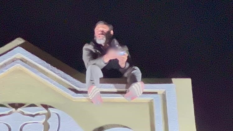 35 Metre Yükseklikteki Esere Çıkan Alkollü Şahıs Ekiplere Zor Anlar Yaşattı