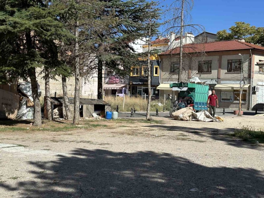 Boş Arsa Kağıt Toplayıcılarının Meskeni Oldu