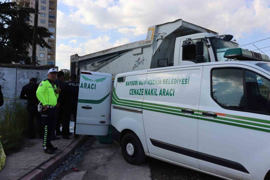 Kayseri’de Yürek Burkan Kaza; Akülü Aracıyla Kamyonun Altında Kalan Engelli Genç Yaşamını Yitirdi
