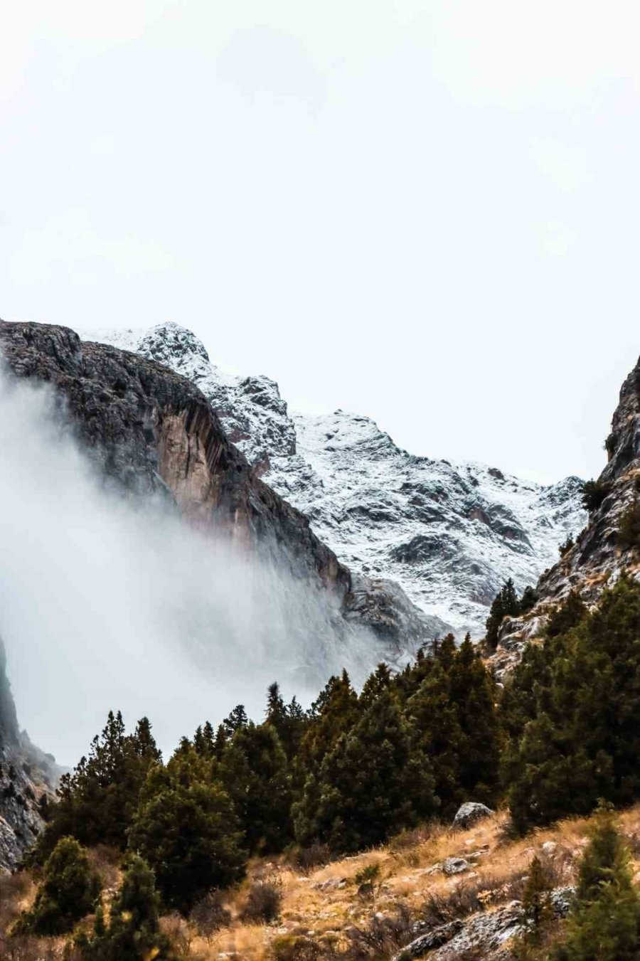 Aladağlar’a Mevsimin İlk Karı Düştü
