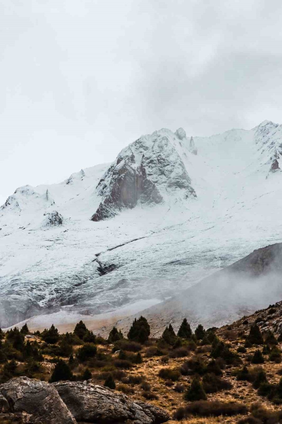 Aladağlar’a Mevsimin İlk Karı Düştü