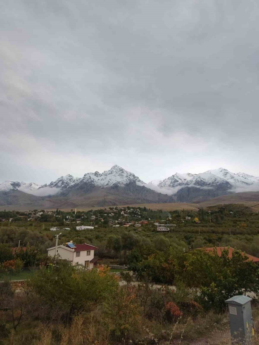 Aladağlar’a Mevsimin İlk Karı Düştü